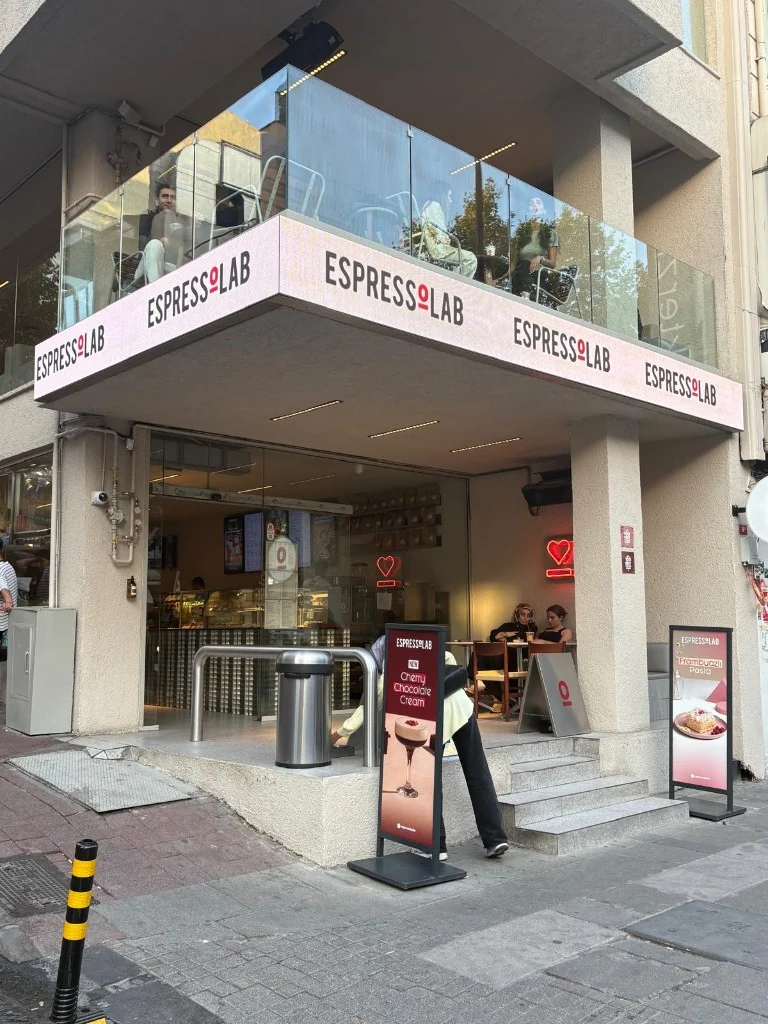 Dış mekan LED ekran referans — EspressoLab cephe LED tabela